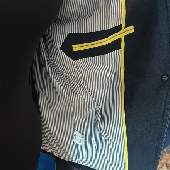 Chic Navy Blazer with Contrast Trim - Picture 4 of 9